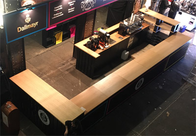 Degustationstheke mit Einbauten, Ausschankbereich und Bar-Insel