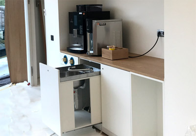 Kaffeepoint mit ausziehbarer Spüle, Becherauszug, Schubladen und Zubehörkasten