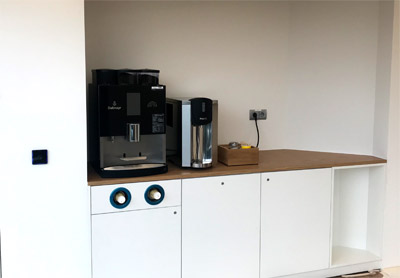 Kaffeepoint mit ausziehbarer Spüle, Becherauszug, Schubladen und Zubehörkasten