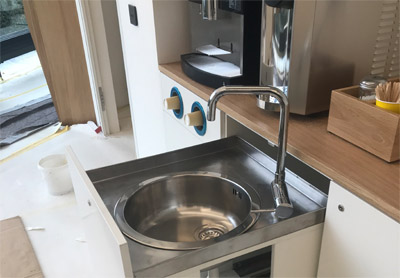 Kaffeepoint mit ausziehbarer Spüle, Becherauszug, Schubladen und Zubehörkasten