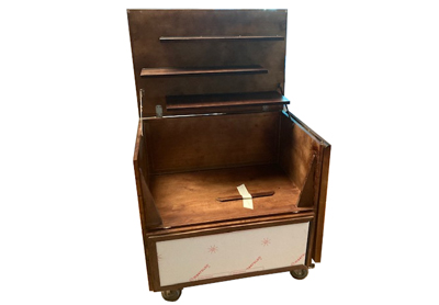 Verkaufstheke Display Talent mit ausklappbaren Arbeitsflächen, Regalen, Dach Retrodesign dunkel lasiert